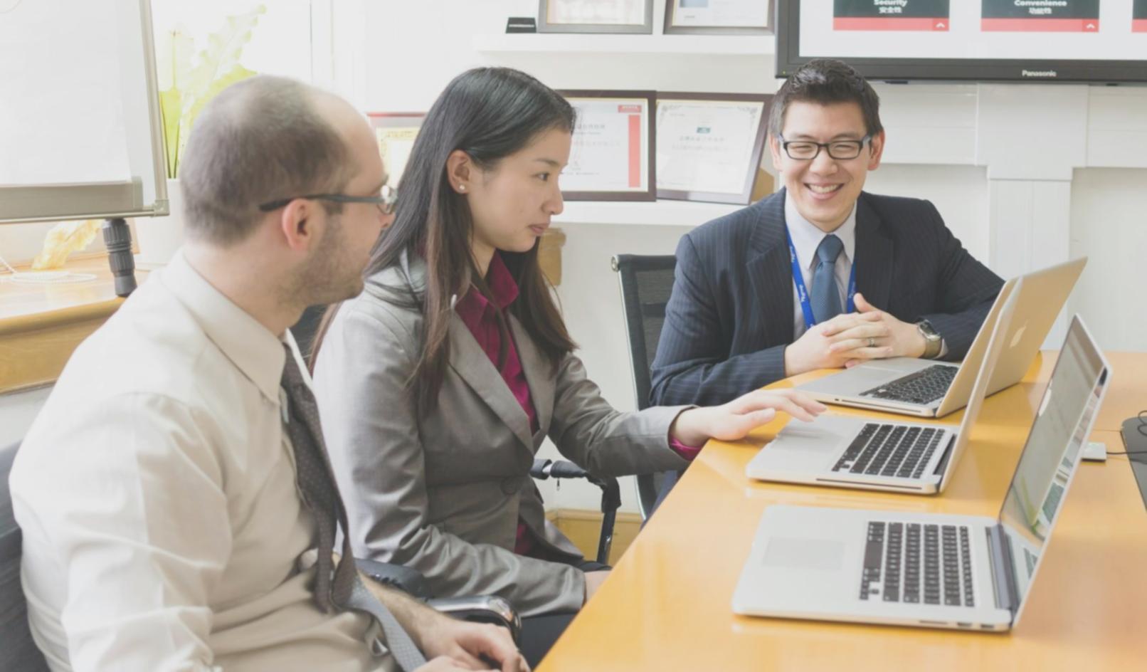 Espace de travail moderne avec ordinateur affichant notre plateforme d'apprentissage financier