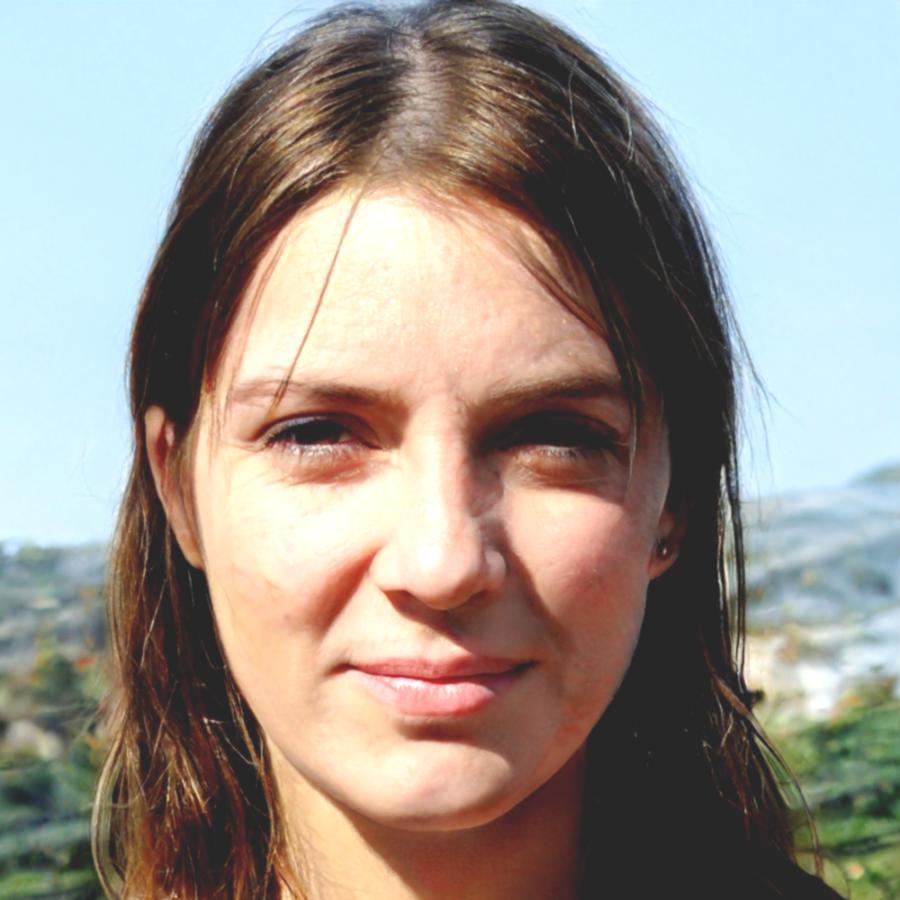 Portrait de Claire Rousseau, formatrice en relation client bancaire